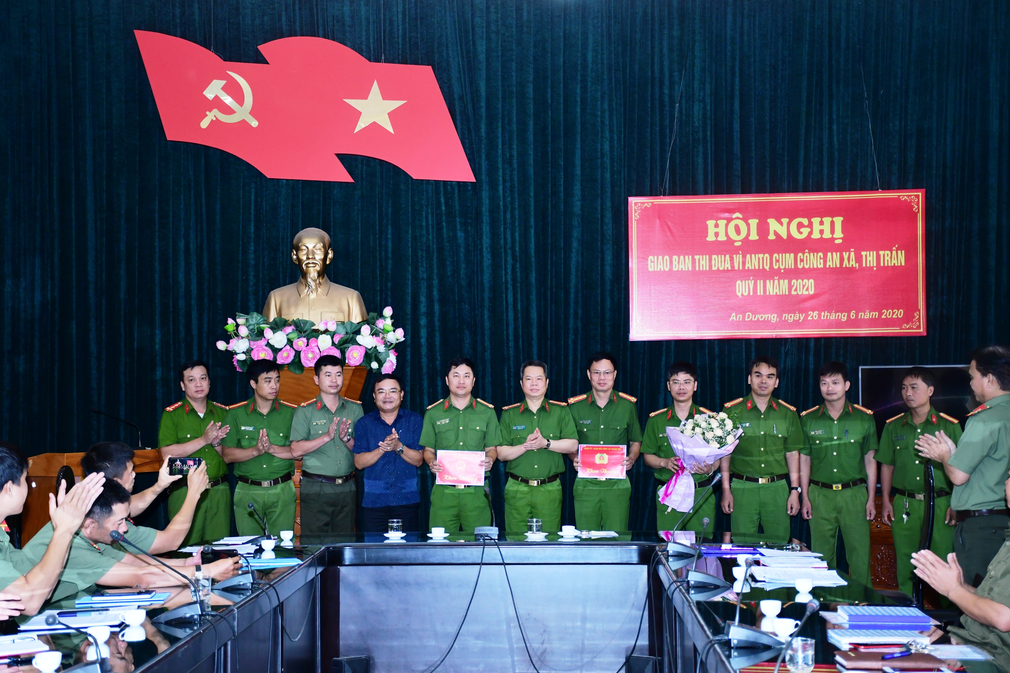 Khen thưởng Công an An Dương triệt phá nhóm tội phạm tín dụng đen và lừa đảo qua mạng